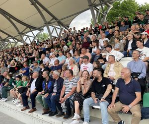 Kibice na otwarciu stadionu w Starachowicach