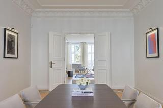 182-metrowe biuro na wynajem w Warszawie. Mieści się w stylowej kamienicy