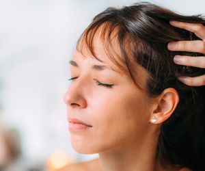 3 domowe sposoby na przetłuszczające się włosy. Płukanka z kopru to nasz faworyt