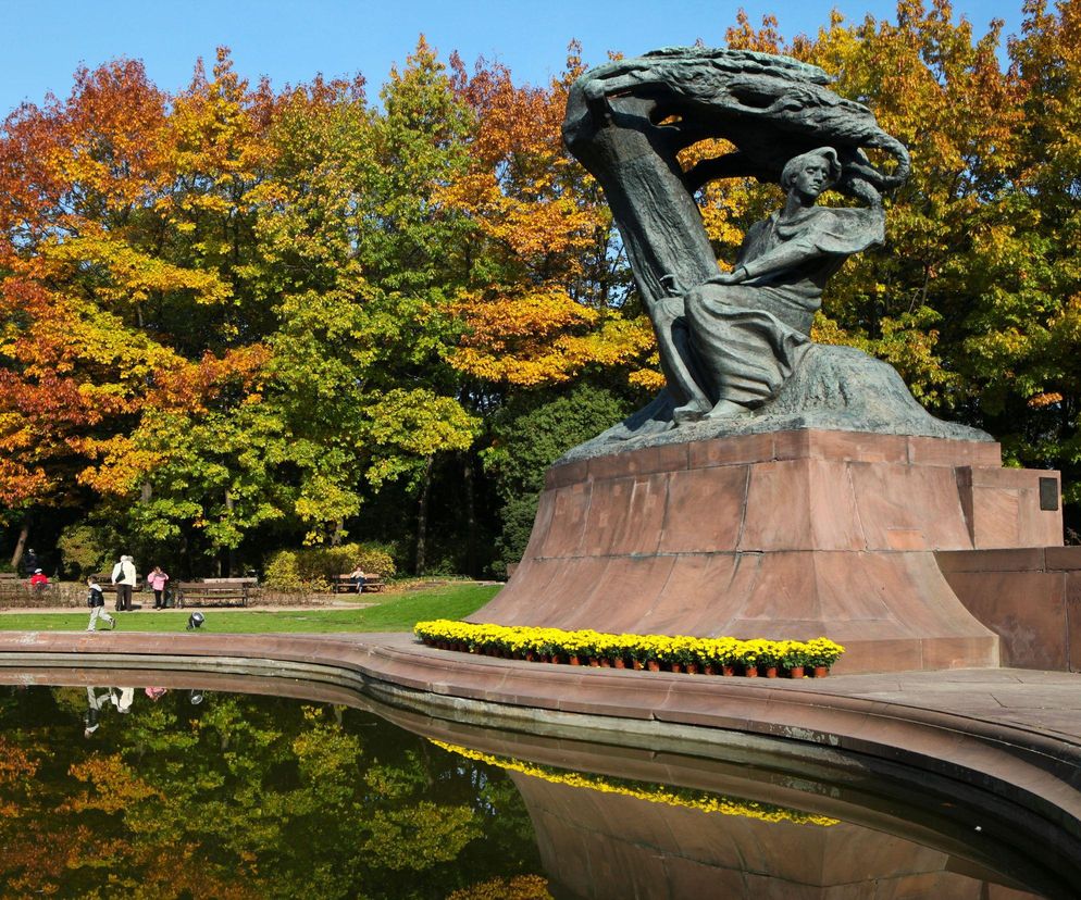 Emocje wokół zakrytego płachtą pomnika Chopina. Muzeum uspokaja