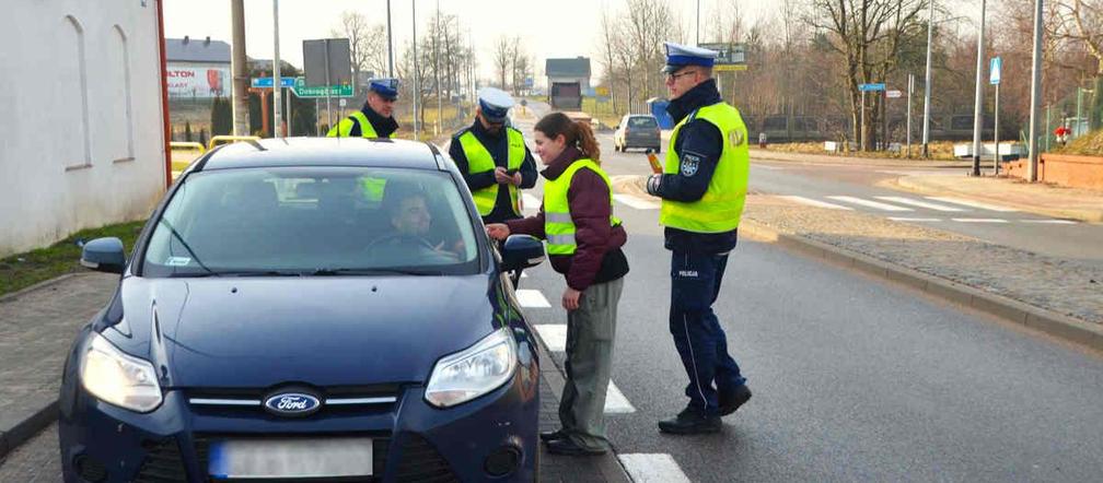 Policjanci z Kościerzyny zaskoczyli kierowców. Zamiast mandatu były miłe niespodzianki