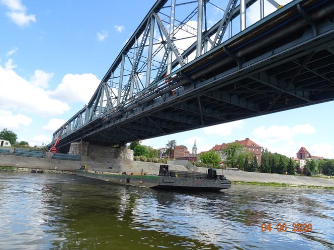 Obiekt pływający pod mostem im. Piłsudskiego. MZD w Toruniu wyjaśnia co to jest