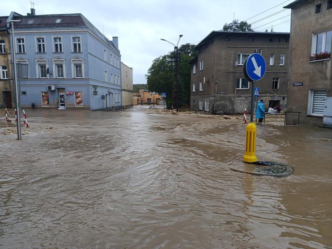 Zagrożenie powodziowe. Głuchołazy. Woda przelała się przez wały. Zalewa miasto