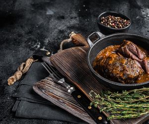 Wykwintne danie przy minimum wysiłku. Jamie Oliver podzielił się przepisem na policzki wołowe