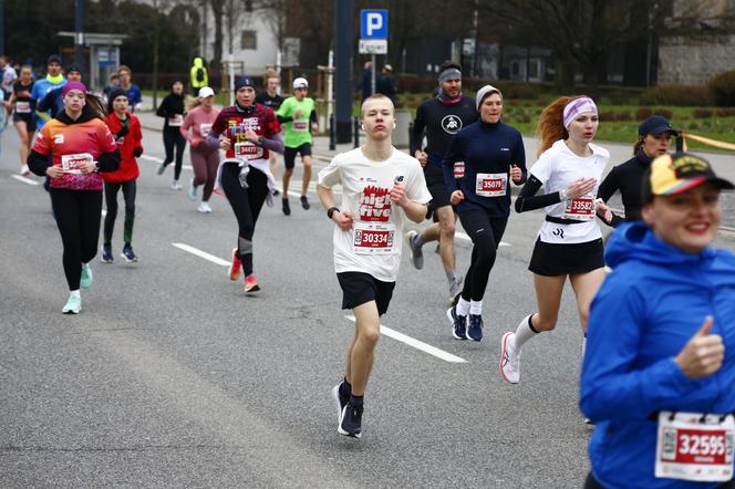 Bieg na Piątkę 2024, Warszawa - zdjęcia. Biegłeś? Szukaj się w galerii!