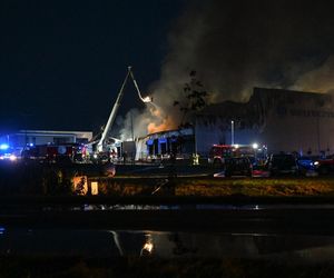 Pożar akumulatorowni na poddaszu zakładu przetwórstwa drobiu w Kawle