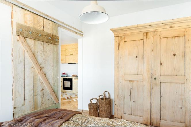 Drewno z odzysku: drzwi przesuwne i stara szafa