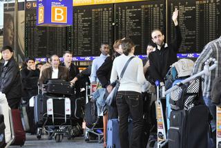 Odwołane loty, tłumy na lotniskach – zima paraliżuje ruch lotniczy!