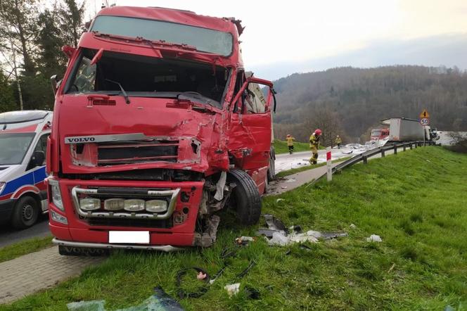 Zderzenie dwóch ciężarówek na krajowej 19 w Domaradzu. Utrudnienia w ruchu 
