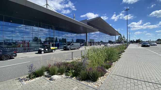 Tak wygladają ogrody deszczowe na parkingu przed terminalami Katowice Airport