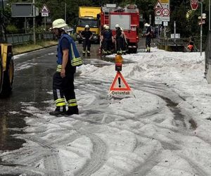 Szokująca anomalia w Niemczech! Grad zasypał miasto, ulice białe