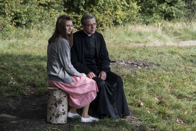 Stulecie Winnych 4, odcinek 50: Kolejne objawy choroby Ignacego! Ksiądz straci pamięć tak jak kiedyś jego dziadek Antoni Winny - ZDJĘCIA