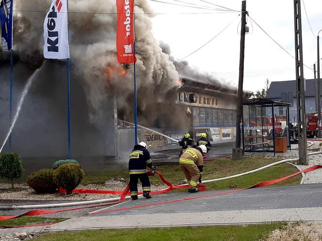 Lubrza. Potężny pożar zabrał im cały dobytek. "Pan Benek" potrzebuje pomocy internautów [ZDJĘCIA]