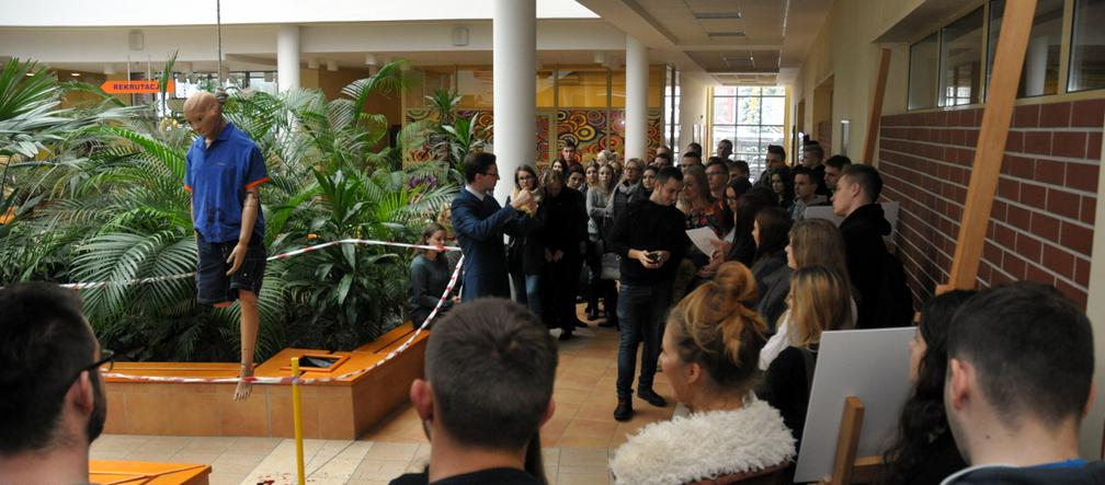 Wisielec w Patio WSPiA, czyli symulowane oględziny miejsca zdarzenia