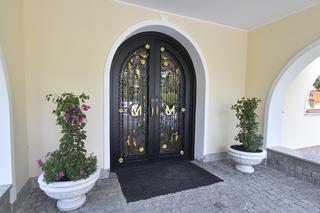 Tak wygląda dom magika. Finalista Mam Talent urządził sobie pod Warszawą pałac iluzjonisty