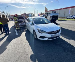 Dachowanie na Bemowie po zderzeniu trzech aut