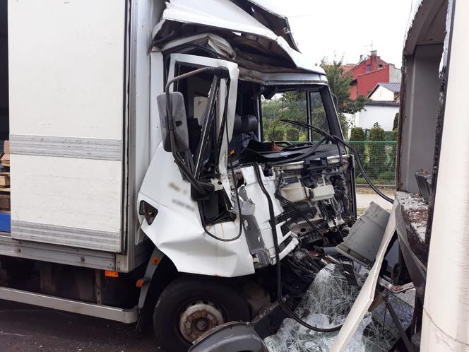 Wypadek w Wieszowej. Sześć osób rannych w zderzeniu ciężarówki z autobusem [ZDJĘCIA]