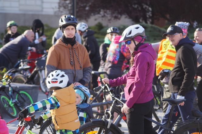 Rowerowa radość i ognisko na mecie. Rodzinna Masa Krytyczna przejechała przez Bydgoszcz