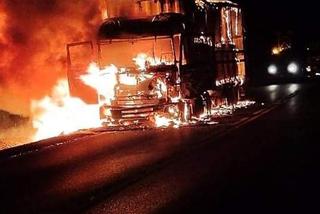 Pożar ciężarówki na drodze krajowej koło Głuchowa! DOSZCZĘTNIE SPŁONĘŁA. Kierowca w szpitalu! Utrudnienia