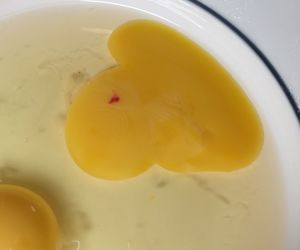 Czym jest czerwona plamka w jajku? Nie każdego ucieszy ta wiadomość