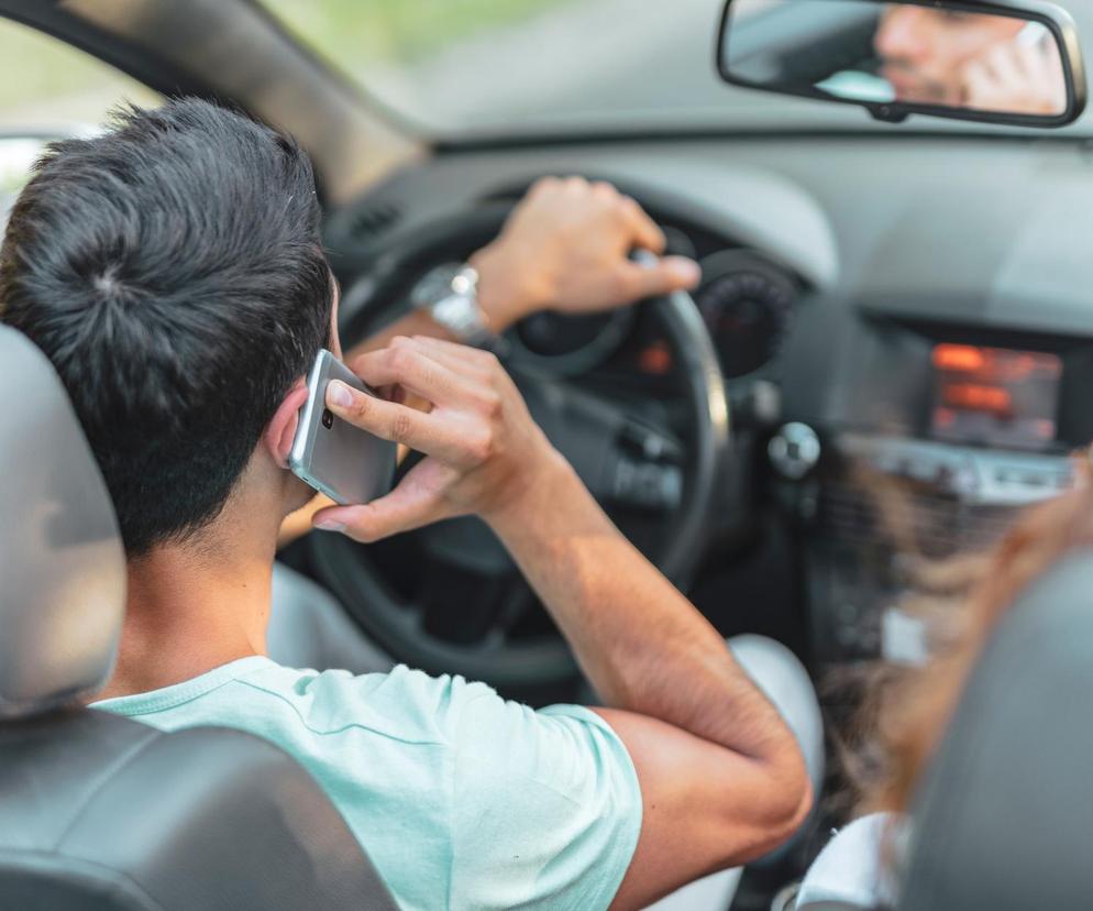 Rozmowa przez telefon podczas jazdy