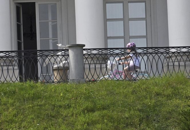 Kasia Nawrocka czuje się już w Belwederze jak u siebie! Przemieszcza się na rowerku!