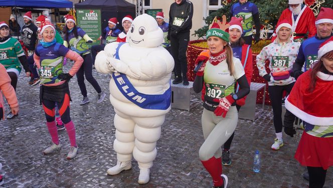 Bieg Mikołajów w Olsztynie. Około 400 osób pobiegło w charytatywnym celu [ZDJĘCIA]