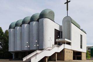 Co architekt miał na myśli? Tak wyglądają najdziwniejsze kościoły w Polsce. Na liście sanktuarium ojca Rydzyka