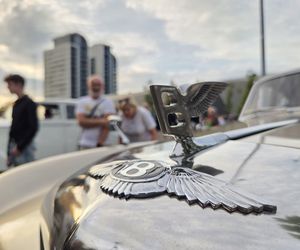 Klasyczna motoryzacja znów zachwyciła Bydgoszcz. „Bydgoskie Klasyki Nocą” przy Torbydzie