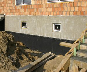 Hydroizolacja piwnicy. Czym zabezpieczyć ściany piwnic przed wodą?