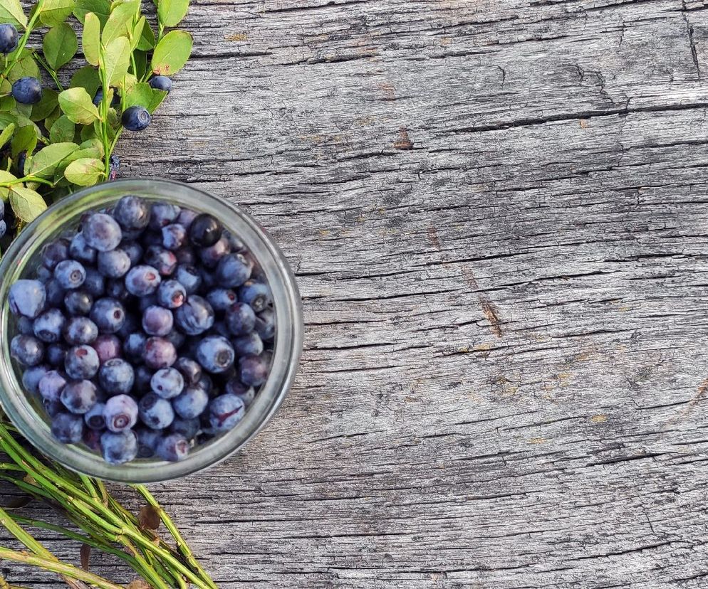 Jagody w cukrze - jak zrobić? Najprostszy przepis na przetwory z jagód