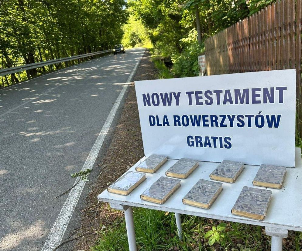 Rowerem do Boga? Ksiądz rozdaje Biblie rowerzystom