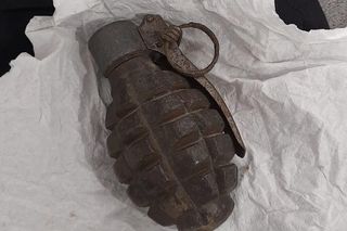 Wieliczka. 20-latka przyniosła granaty na komendę policji. Zdradziła, skąd je miała