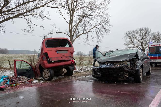 Knyszyn. Zderzenie citroena z peugeotem. Ranne trzy osoby [ZDJĘCIA]