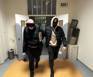 Spektakularna akcja na Pradze Północ i Żoliborzu. Policja uderza w narkotykowy biznes. Zobacz, co znaleziono w ich kryjówkach!