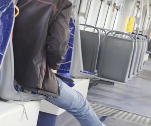 Oddał mocz w toruńskim tramwaju. Wszystko się nagrało