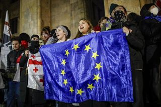 „Rewolucja fajerwerków”. Kolejna brutalna noc w Tbilisi 