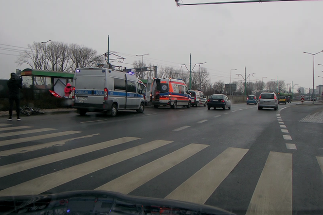 Gigantyczne korki na Śródce! Zderzenie karetki z osobówką na rondzie i karambol na Hlonda! [WIDEO]