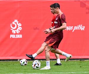 Lewandowski trenuje z bandażem na nodze