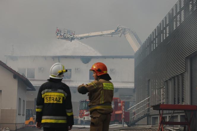 Wciąż płoną hale produkcyjne w Małopolsce. Strażacy apelują o nieotwieranie okien 