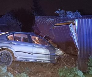 Polanka Wielka. 30-latek stracił panowanie nad bmw i wbił się w cudzy garaż. Uszkodził dwa inne pojazdy