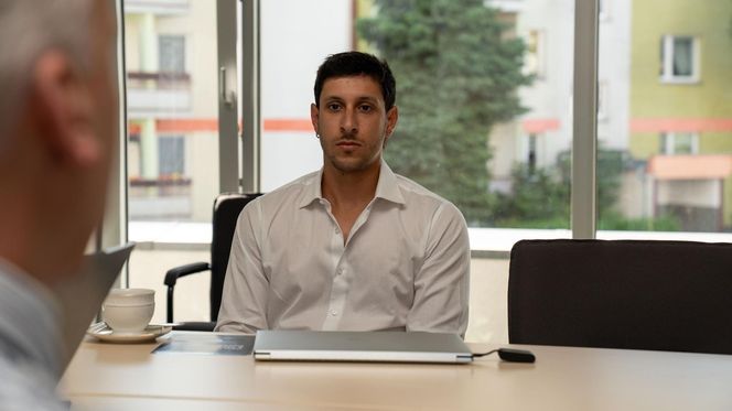 Sztuczna inteligencja przeprowadza operacje.