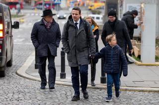 Rafał Trzaskowski jedzie z rodziną metrem na zaprzysiężenie