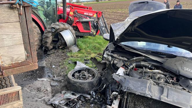 Drogowa demolka pod Rawiczem. Osobówka huknęła ciągnik, aż urwały się koła