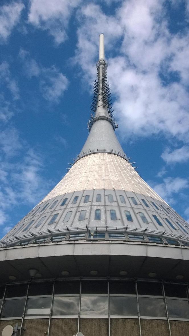 Kosmiczny hotel w Sudetach na sprzedaż! Ikona socmodernizmu zmieni właściciela