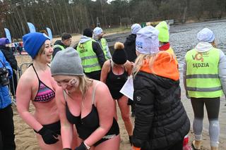 Spędzili godzinę w lodowatej wodzie