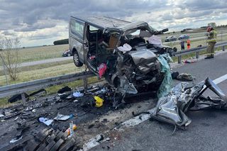 Tragedia na S7 pod Jędrzejowem. Cztery osoby zginęły w zderzeniu busa z ciągnikiem rolniczym [ZDJĘCIA].