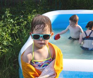Posadziła ja na leżaku, żeby spakować rzeczy. Dzieci nad wodą nigdy nie są bezpieczne