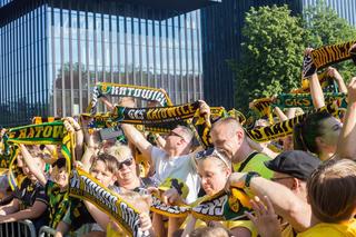 Wielka feta kibiców i piłkarzy GKS Katowice pod Spodkiem. Awans jest nasz!