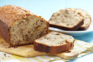 Chlebek bananowy z orzechami włoskimi. Amerykański przepis na banana bread